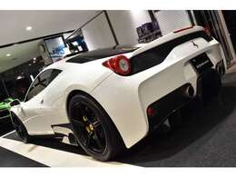 内外装共にカーボンパーツが多数装備されております。