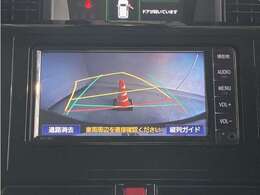 バックモニター付きです。車の後方に小型カメラが付いており、バックする際の後方の様子をモニター上に表示します。