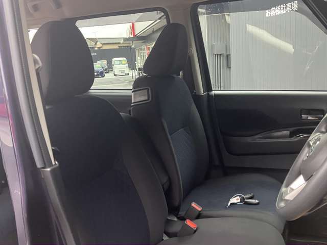 運転席まわりです。実際に座ってみて、乗り心地を体験してみてください,視界も良好です。