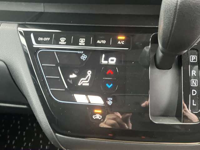 タッチパネル式オートエアコン、お掃除もサッと拭くだけで完了です。