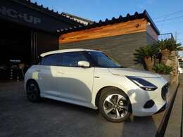 純正9インチディスプレイオーディオ、ナビ、フルセグTV、DVDプレイヤー、全方位カメラ、ETC、シートヒーター、LEDヘッド、純正16アルミ、デュアルセンサーブレーキサポート、スマートキー2個など充実の装備です！