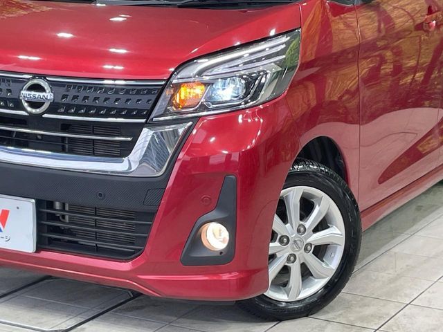 【LEDヘッドライト】悪天候や夜間走行時も良好な視界を確保し安心して運転できる高輝度LEDヘッドライトを装備！点灯速度が早く、消費電力も抑えられています。