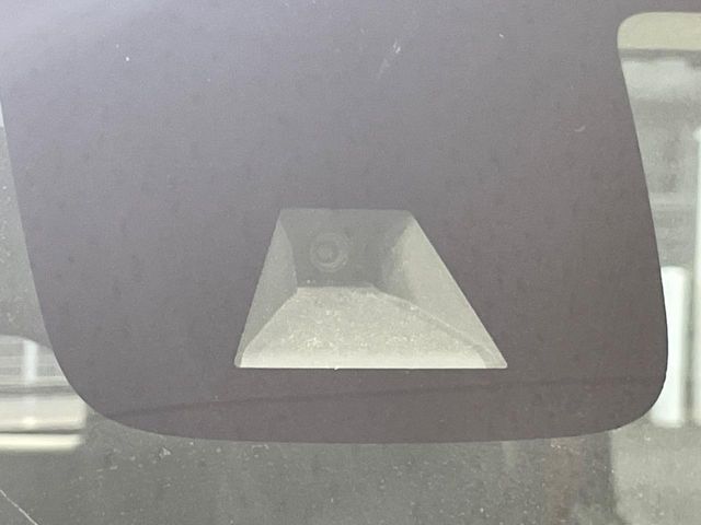 【エマージェンシーブレーキ】走行中に前方の車両等を認識し、衝突しそうな時は警報とブレーキで衝突回避と被害軽減をアシスト。より安全にドライブをお楽しみいただけます。