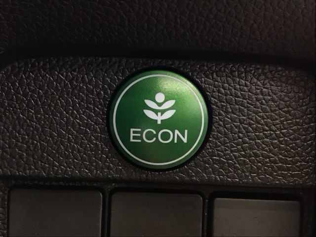 エンジンやエアコンなどを協調制御し燃費の向上に有効なECONスイッチ付きです！