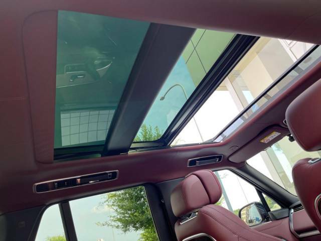 明るく開放的な光を生み出し広々とした空間を演出するパノラミックルーフ！ダークティンテッド強化ガラスは快適な車内温度を維持し日差しの影響を抑えるとともにプライバシーを保つ。電動サンブラインドも装備！