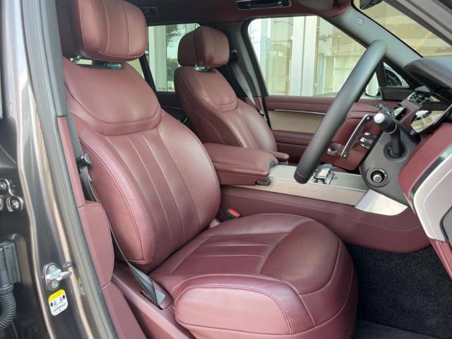 落ち着いた色合いのディープガーネットカラー本革シートは、座り心地を考慮し長時間のドライブでも快適に過ごせる設計となっております。