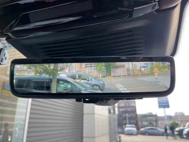 「Clear　Sightインテリア・リアビューミラー」カメラで撮影した車両後方の映像を、ルームミラーに映し出す。後席の乗員や荷室の大きな荷物に遮られて後方が見えにくい場合に視認性を高められる