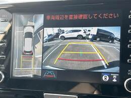 【アラウンドビューモニター】　クルマを上空から見下ろしているかのように、直感的に周囲の状況を把握できます。