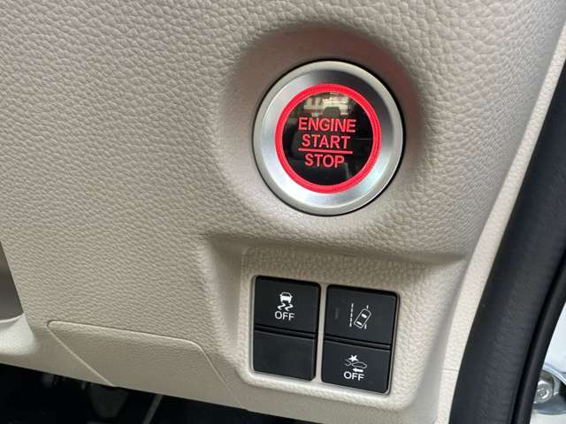 安全装備やプッシュスタートスイッチなど、現在の車の標準的な装備は付いております！