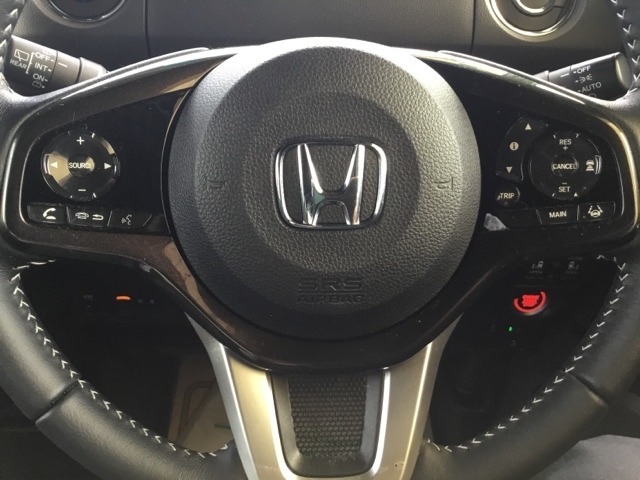 ステアリング左側はオーディオリモコンスイッチ、右側がクルーズコントロールです。手元で操作できるので便利です。