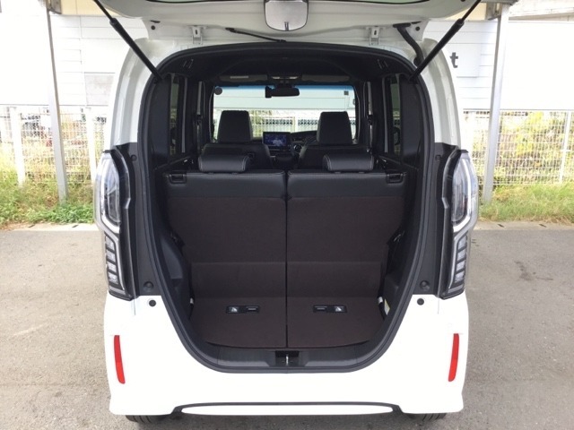 後席を倒さなくても、ゆとりある荷室。