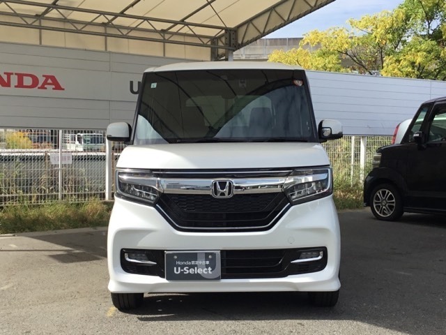 お客様に安全で快適なカーライフをお送りいただくために、中古車にも高いレベルの品質基準を設け、その基準に従って、全ての中古車について納車前整備を実施しています。