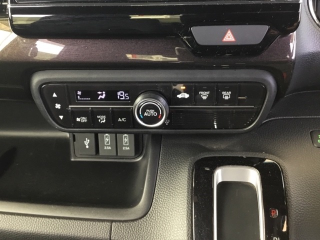 フルオートエアコンは希望の温度設定で風の温度も風量も自動調整で年中快適です。