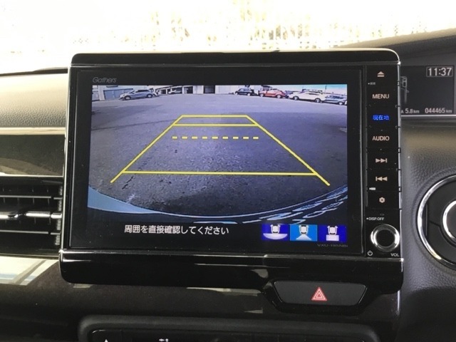 バックモニター付きで、車庫入れやバック時の後方確認をサポート。