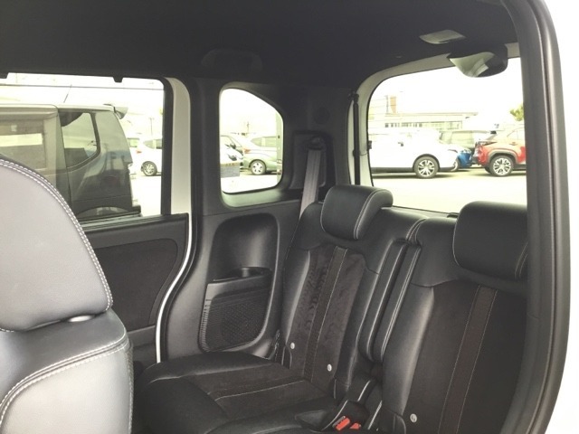 ホンダ独自の技術、センタータンクレイアウトにより、軽自動車とは思えない室内空間です。