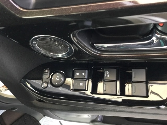 電動格納式ドアミラーのスイッチは運転席ドアにあります。