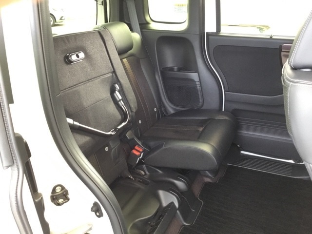 後席の座面をはね上げれば、ベビーカー等も積み込めます。