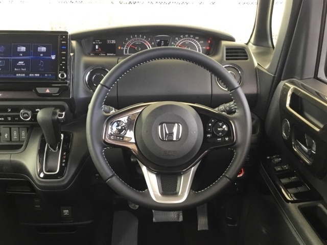 【Honda　SENSING】いつもの道で、高速道路などで、安心・快適な運転を支援します。先進の安全運転機能システム搭載。