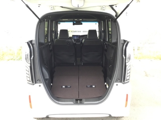 リアシートを前に倒せば荷室容量倍増！天井高・低床設計なので、自転車や重たい荷物も積み込みやすいですよ。