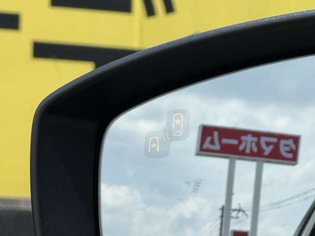 ブラインドスポットモニター！走行中、ドアミラーでは確認しにくい後側方エリアに存在する車両に加えて、隣接する車線の約60m後方までモニターし、急接近してくる車両も検知します。