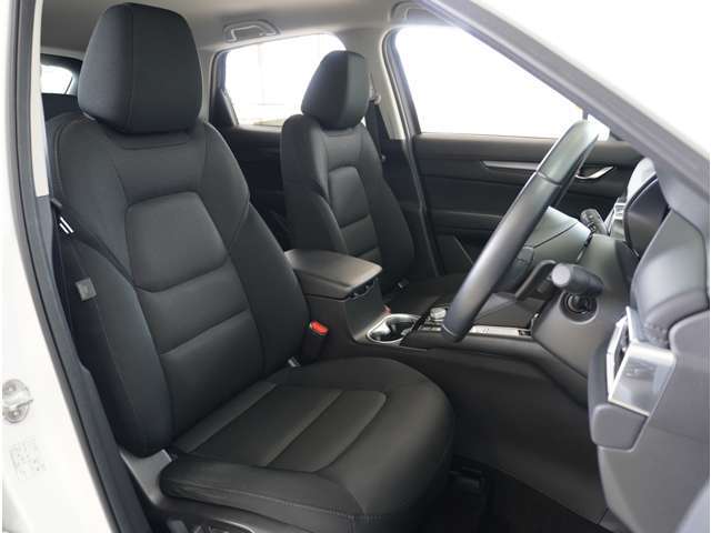 【清潔感のある運転席＆助手席】隅々までクリーニングの行き届いた運転席＆助手席。目立ったシミや汚れ等もございません。快適なドライブをどうぞ。