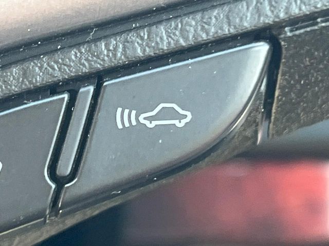 【プリクラッシュセーフティ】前方の車両等を検知し、衝突しそうな時は警報で注意を促し、ブレーキを踏む力をサポート。ブレーキを踏めなかった場合は衝突被害軽減ブレーキが作動、衝突回避をサポートします。