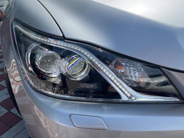 【LEDヘッドライト】悪天候や夜間走行時も良好な視界を確保し安心して運転できる高輝度LEDヘッドライトを装備！点灯速度が早く、消費電力も抑えられています。
