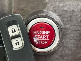 【Hondaスマートキー】カバンやポケットに入れたままでもドアの施錠・解錠が可能なスマートキーを装備。エンジンのオン・オフ時もカギを取り出す必要が無いからとっても便利です♪