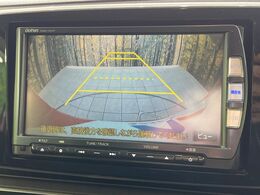 【バックカメラ】駐車時に後方がリアルタイム映像で確認できます。大型商業施設や立体駐車場での駐車時や、夜間のバック時に大活躍！運転スキルに関わらず、今や必須となった装備のひとつです！