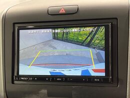 【バックカメラ】駐車時に後方がリアルタイム映像で確認できます。大型商業施設や立体駐車場での駐車時や、夜間のバック時に大活躍！運転スキルに関わらず、今や必須となった装備のひとつです！