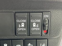 【両側パワースライドドア】スマートキーや運転席のスイッチで後席両側スライドドアの開閉が可能♪電動だから力を入れてドアを開ける必要が無く、小さなお子様でも簡単に開け閉めでき快適です♪