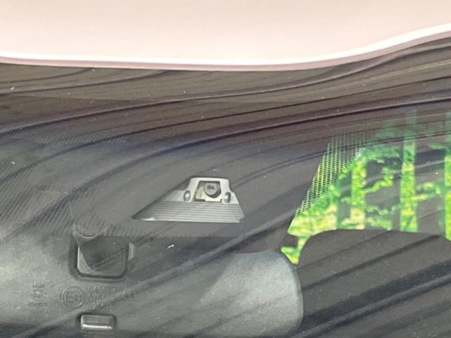 【ホンダセンシング】走行中に前方の車両等を認識し、衝突しそうな時は警報とブレーキで衝突回避と被害軽減をアシスト。より安全にドライブをお楽しみいただけます。