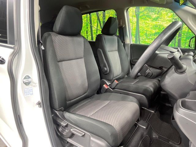 運転席シート廻りは使用感も少なく、良好な状態となっています。丁寧に使われていたことがよくわかりますね。