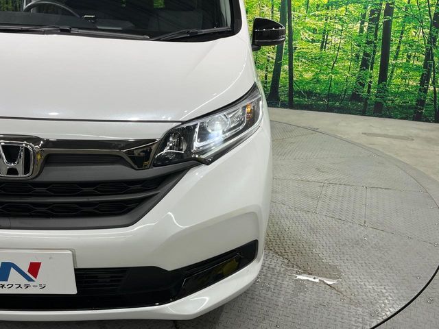 【LEDヘッドライト】悪天候や夜間走行時も良好な視界を確保し安心して運転できる高輝度LEDヘッドライトを装備！点灯速度が早く、消費電力も抑えられています。