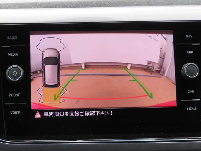 ギヤをリバースに入れると車両後方の映像とガイドラインが表示され、車庫入れや縦列駐車などの際の安全確認をサポートするリヤビューカメラを装備しています☆