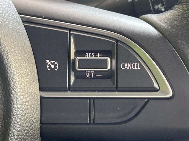 【クルーズコントロール】高速道路もラクラク走行。アクセルを離しても一定速度で走行ができ、長距離運転時の負担を軽減！加速・減速も簡単なスイッチ操作で調整できます。