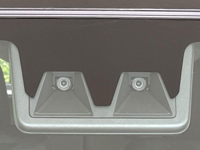 【スマートアシスト】走行中に前方の車両等を認識し、衝突しそうな時は警報とブレーキで衝突回避と被害軽減をアシスト。より安全にドライブをお楽しみいただけます。