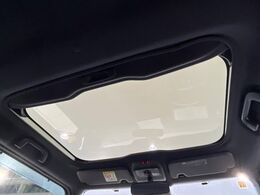【ガラスルーフ】ガラスルーフ搭載で車内の解放感が一気にアップ！開放的なドライブをお楽しみいただけます。