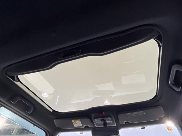 【ガラスルーフ】ガラスルーフ搭載で車内の解放感が一気にアップ！開放的なドライブをお楽しみいただけます。