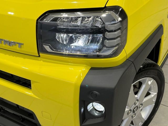 【LEDヘッドライト】悪天候や夜間走行時も良好な視界を確保し安心して運転できる高輝度LEDヘッドライトを装備！点灯速度が早く、消費電力も抑えられています。