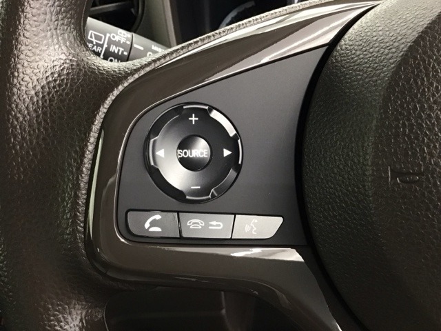 ステアリングスイッチ付きでハンドルを握ったまま、目を離さず様々な機器の操作が可能です！