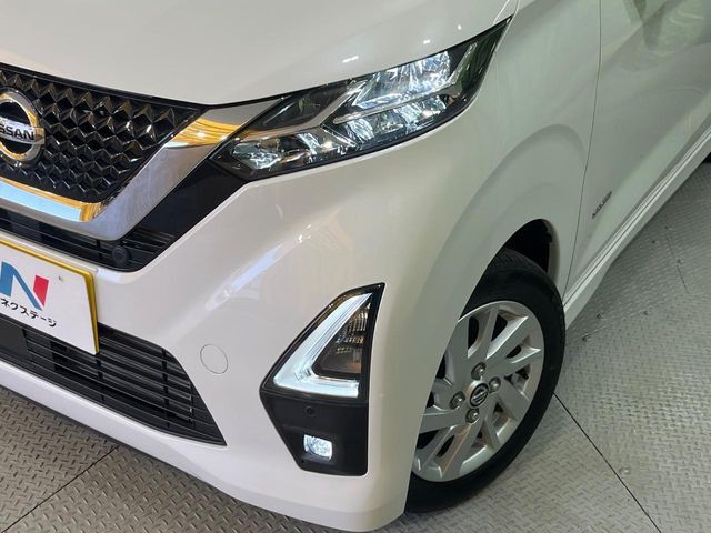 【LEDヘッドライト】悪天候や夜間走行時も良好な視界を確保し安心して運転できる高輝度LEDヘッドライトを装備！点灯速度が早く、消費電力も抑えられています。