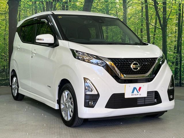 大好評のボディコーティング「弾スプラッシュコート」もご納車までに施工可能。通常のガラスコートと異なる、耐久年数6年の無機質ガラスコーティングが、ボディをキレイな状態に保ってくれます。