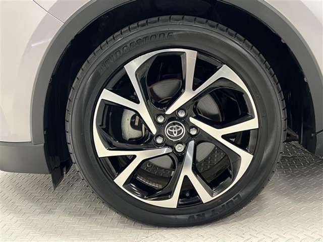 タイヤサイズは225/50R18！残り溝は7ミリ程度です！純正アルミホイール！アルミホイールに傷があります。
