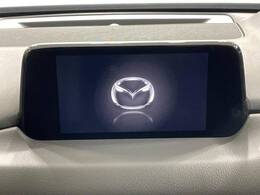 【マツダコネクトナビ】車内の雰囲気にマッチした一体型タイプのナビ。各種車輌設定やBluetooth再生等、様々な機能が楽しめます。直感的なダイヤル操作が可能で、使い勝手も良好です。