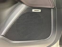 【BOSEサウンドシステム】メーカーオプションの高品位サウンドシステムを搭載。専用のチューニングが施された大小様々なスピーカーから良質なサウンドが奏でられ、臨場感あふれる音響空間を演出します。