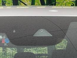 【i-ACTIVESENSE】走行中に前方の車両等を認識し、衝突しそうな時は警報とブレーキで衝突回避と被害軽減をアシスト。より安全にドライブをお楽しみいただけます。