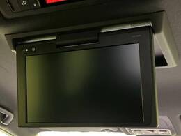 【フリップダウンモニター】大画面モニターで後席でもエンタメをお楽しみいただけます。小さなお子様にも大人気の装備です♪