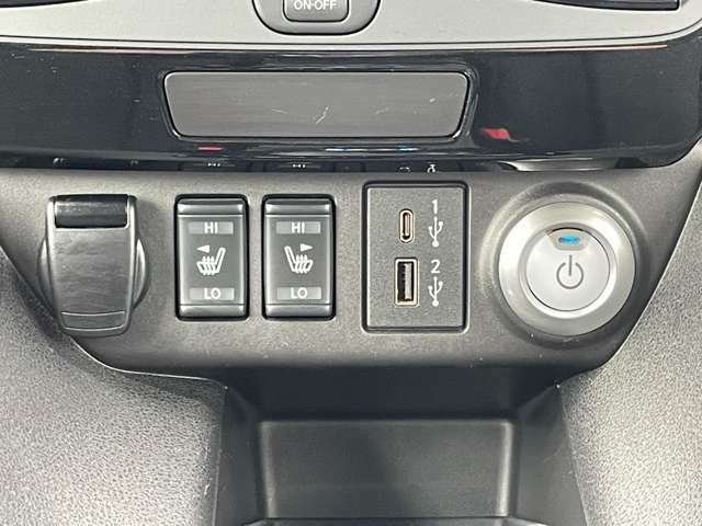 運転席・助手席のシートヒーター、USBソケット