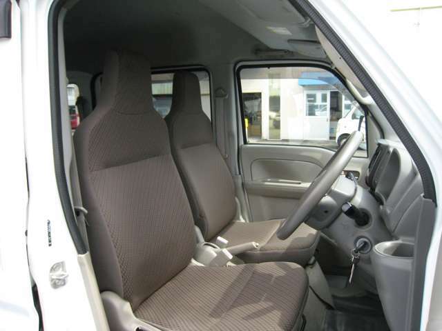フロントシート：最適なシートポジションに合わすことで、より安全な運転につながります。
